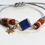 Bracelet artisanal en bois précieux multicolore et pierre naturelle Lapis-Lazuli bleu indigo, monté sur un cordon satin gris.