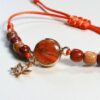 Bracelet artisanal Love en jaspe et bois, parfait pour un style chic et léger.