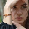 Bracelet jaspe et bois multicolore, design unique avec étoile de mer dorée.