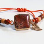 Bracelet cabochon Jaspe Eva en bois précieux et cordon de satin ajustable avec pierre naturelle.