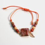 Gros plan du bracelet féminin en Jaspe, sur cordon élégant et ajustable.