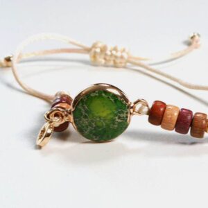 Gros plan sur un bracelet artisanal mêlant bois précieux et pierre naturelle de Jaspe vert, idéal pour un style chic et léger.