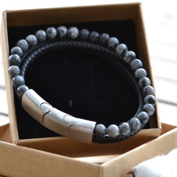 Zoom sur le fermoir magnétique en acier inoxydable du bracelet Kevin, alliant style et robustesse.