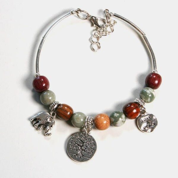 Présentation du bracelet jonc bois labradorite Samia, mettant en valeur sa finition en bois précieux et pierre naturelle.