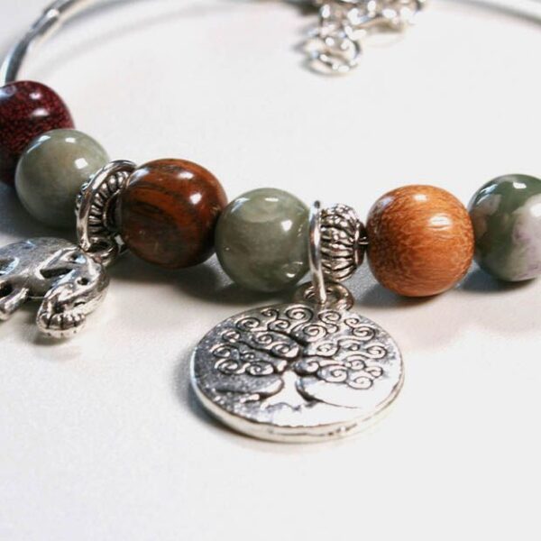 Le bracelet jonc bois labradorite Samia porté, ajoutant une touche élégante et naturelle à toute tenue.