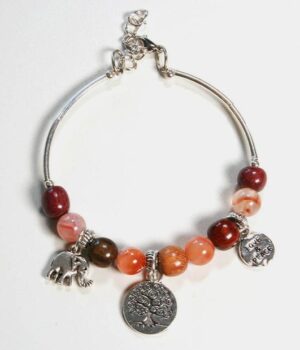 Bracelet jonc ouvert Samia en bois précieux avec trois breloques argentées et perles de Quartz rose.