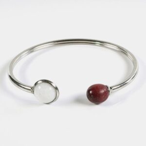 Vue rapprochée des perles ovales en bois amarante, montrant la texture et la couleur du bracelet.