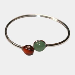 Vue rapprochée du bracelet jonc ouvert, mettant en valeur les perles d'acajou et d'aventurine verte.