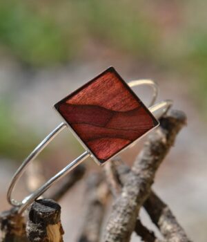 Nuances du bois d’amarante - Zoom sur les nuances claires et foncées du bois d’amarante du bracelet Vicky.