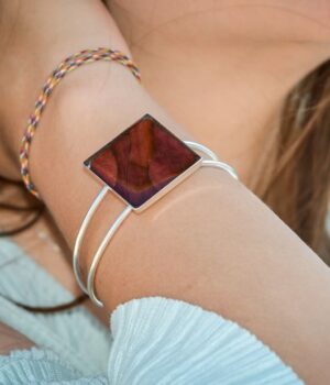 Bracelet en bois d’amarante Vicky ajusté sur un poignet féminin, illustrant son élégance naturelle.