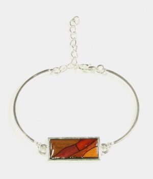 Bracelet élégant combinant une chaîne argentée avec des morceaux de bois précieux.