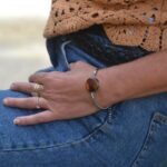 Bracelet jonc et bois Daryne plaqué argent avec cabochon rond de 20mm et chaîne ajustable