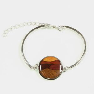 Gros plan sur le bracelet Daryne montrant les détails du cabochon en bois précieux