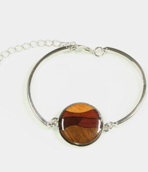 Gros plan sur le bracelet Daryne montrant les détails du cabochon en bois précieux