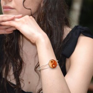 Bracelet femme Ying Yang en marqueterie de bois précieux aux tons naturels et finition en résine brillante.