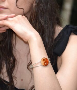 Bracelet femme Ying Yang en marqueterie de bois précieux aux tons naturels et finition en résine brillante.