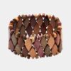Bracelet artisanal multicolore Noa en bois naturel avec perles losanges et rondes, monté sur fil élastique.