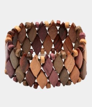 Bracelet artisanal multicolore Noa en bois naturel avec perles losanges et rondes, monté sur fil élastique.