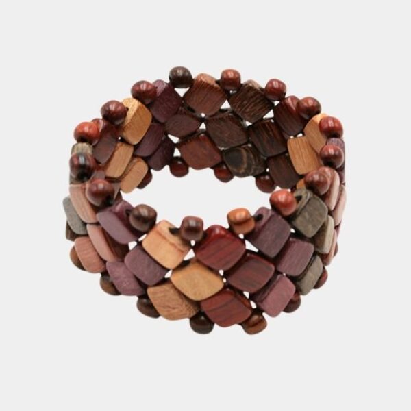Zoom sur les perles en bois du bracelet multicolore Charline, un accessoire unique qui apporte couleur et style à votre look!