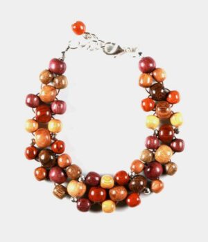 Zoom sur bracelet en bois d'acajou, amarante et palissandre, détaillant les perles naturelles et finitions soignées.