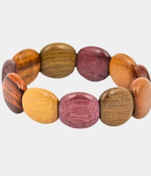 Gros plan sur les perles arrondies du bracelet Dany, présentant l'Amarante et le Mûrier.