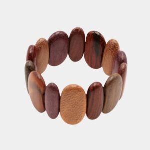 Gros plan sur les perles plates polies qui composent le bracelet, révélant la beauté unique de chaque essence de bois.