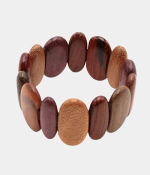 Gros plan sur les perles plates polies qui composent le bracelet Sandy, révélant la beauté unique de chaque essence de bois.