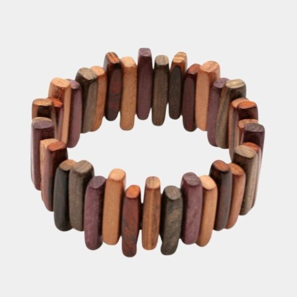 Bracelet Bois Multicolore Gladys : Détails du bracelet en bois multicolore mettant en valeur les élégantes nuances de bois rares.