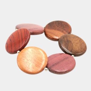 Zoom sur le Bracelet Omega - Découvrez les perles en bois rares comme l'Amarante, le Mûrier et le Néfier.