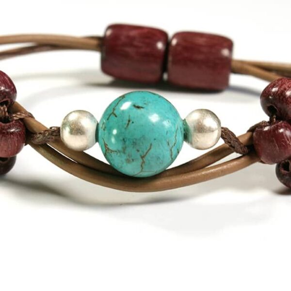 Gros plan du bracelet Turquoise Muriela avec pierre centrale turquoise.