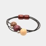 Découvrez le bracelet multicolore et aimanté Lina, fabriqué en bois précieux, parfait pour sublimer votre style!