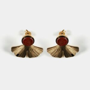 Paire de boucles d'oreilles clou ginkgo dorées avec perle en bois d'amarante, par My Essenciel