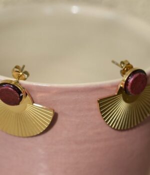 Boucles d'oreilles demi-cercle Nelly avec perle en bois d'amarante et filigrane doré.