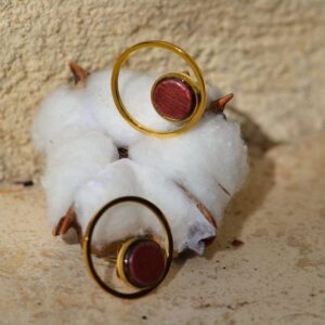 Boucles d'oreilles demi-cercle Celia avec perle en bois d'amarante suspendue et apprêts dorés.