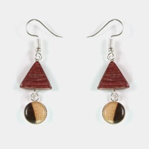 Vue rapprochée des boucles Maia, alliant bois précieux et fermoir à crochet avec stop en silicone.