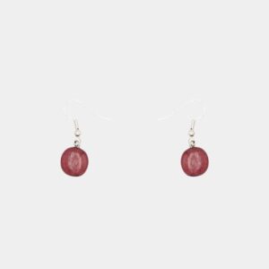 Boucles d'oreilles Jennifer en bois d'amarante avec une petite perle ronde et bombée, fixées avec un fermoir crochet argenté.