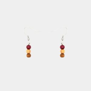 Boucles d'oreilles artisanales Prety composées de trois perles en bois naturel : amarante, mûrier et néflier, avec fermoir argenté.