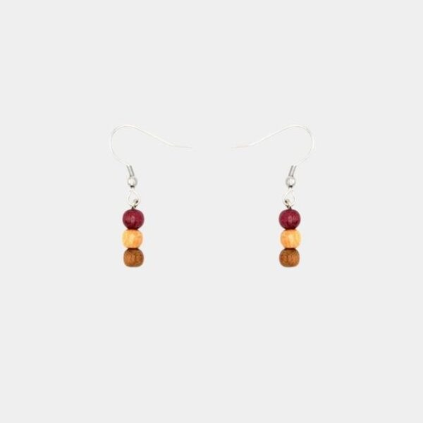 Boucles d'oreilles artisanales Prety composées de trois perles en bois naturel : amarante, mûrier et néflier, avec fermoir argenté.
