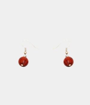 Boucles d'oreilles artisanales Précilia en bois d’acajou avec perle ronde et fermoir argenté.