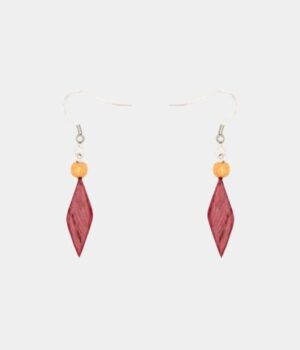 Boucles d'oreilles artisanales pendantes en bois multicolore, perle triangulaire amarante et petite perle ronde en palissandre, éco-responsables.
