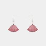 Paire de boucles d'oreilles Athéna en bois d'amarante avec perle triangulaire argentée, design unique et éco-responsable.