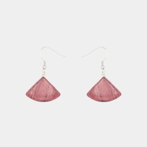 Paire de boucles d'oreilles artisanales en bois d'amarante avec perle triangulaire argentée, design unique et éco-responsable.