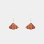Boucles d'oreilles en bois d'acajou Athéna avec perle triangulaire pendante, fabriquées artisanalement par My Essenciel