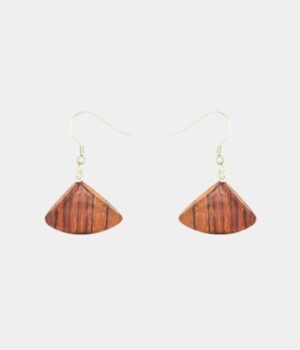Boucles d'oreilles en bois d'acajou Athéna avec perle triangulaire pendante, fabriquées artisanalement par My Essenciel