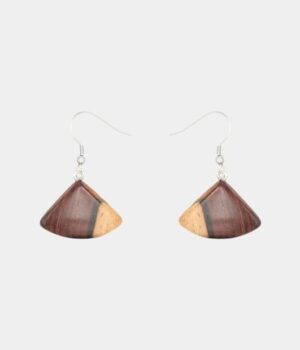 Boucles d’oreilles bicolores en bois de palissandre avec perle triangulaire, montées sur un fermoir couleur argenté.