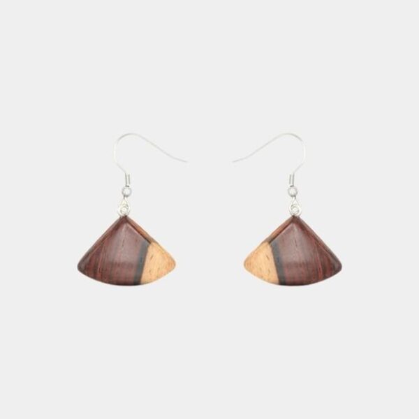 Boucles d’oreilles bicolores en bois de palissandre avec perle triangulaire, montées sur un fermoir couleur argenté.