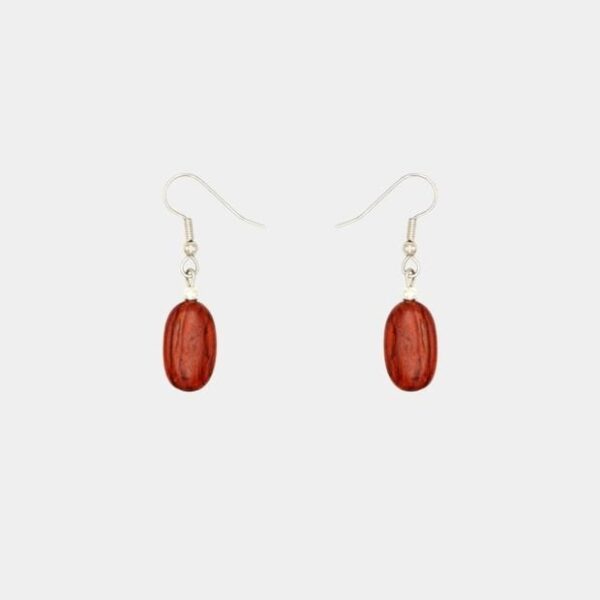 Boucles d'oreilles en bois d'acajou Maeva avec perle plate et fermoir argenté, artisanales et éco-responsables.
