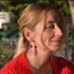 Boucles d'oreilles en bois d'amarante avec filigrane spirale argenté et triangle.