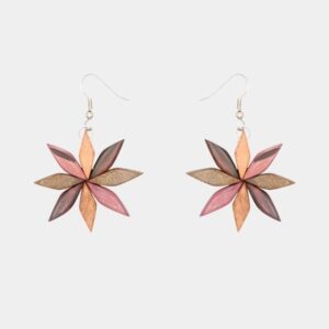 Boucles d’oreilles artisanales multicolores en bois naturel, formées de perles triangulaires disposées en marguerite avec un fermoir argenté.