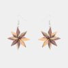 Boucles d'oreilles artisanales en bois bicolore Floria en palissandre, forme marguerite croisée, avec fermoir crochet argenté.